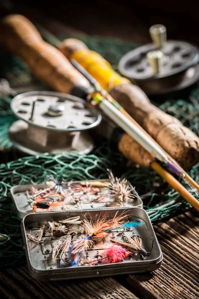 Handgjorda utrustning för fiske med fiskespö och lockar — Stockfoto