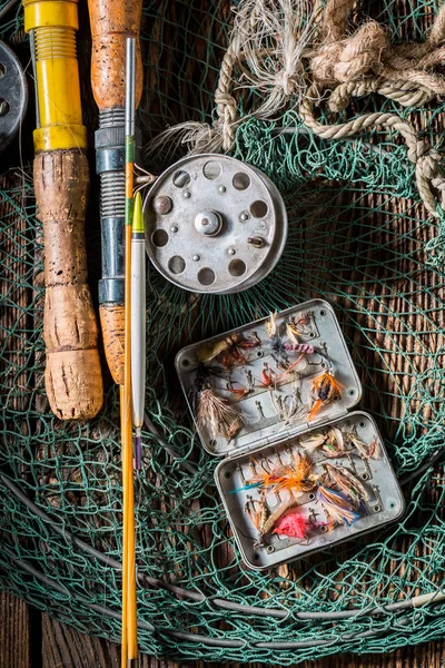 Vintage rybář vybavení mouchy, plováky a tyče — Stock fotografie