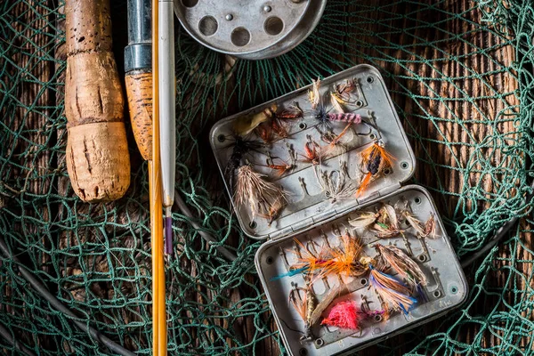 Рыболовные снасти с поплавками, крючками и стержнями — стоковое фото