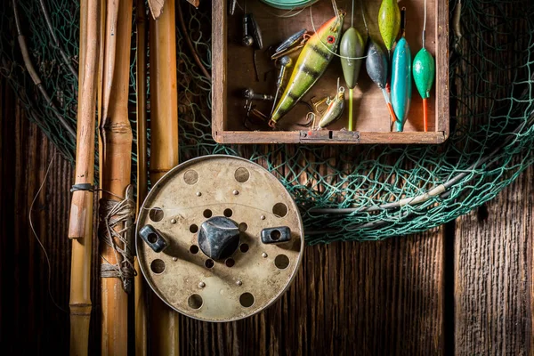 Vecchia attrezzatura da pesca con reti, canne e galleggianti — Foto Stock