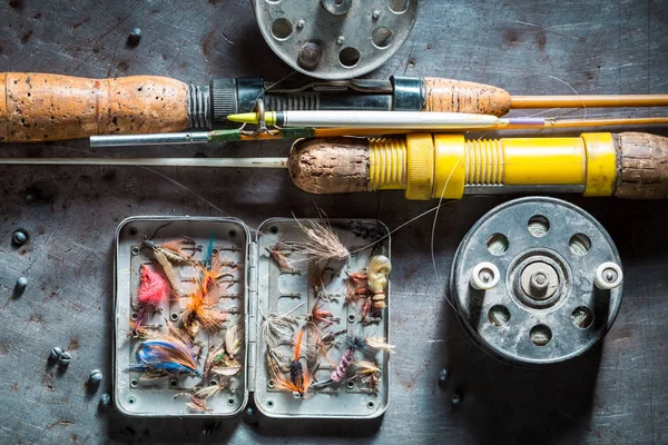 Vintage fener ekipmanları balıkçılık sinek ve çubuklar ile — Stok fotoğraf
