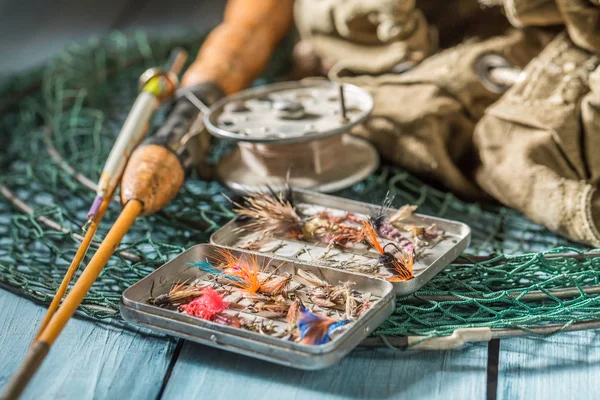 Attrezzature artigianali per la pesca con mosche, galleggianti e canne — Foto Stock