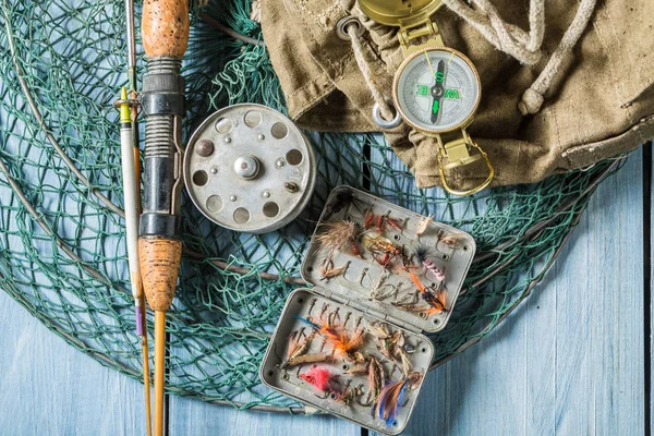 Equipos de pesca con brújula, varillas y mochila — Foto de Stock
