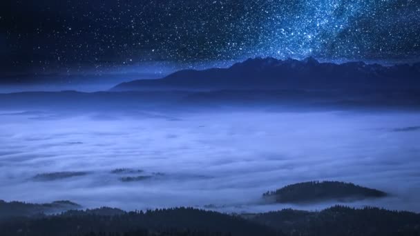 Tatra 山脉中令人惊叹的银河和流动的云 — 图库视频影像