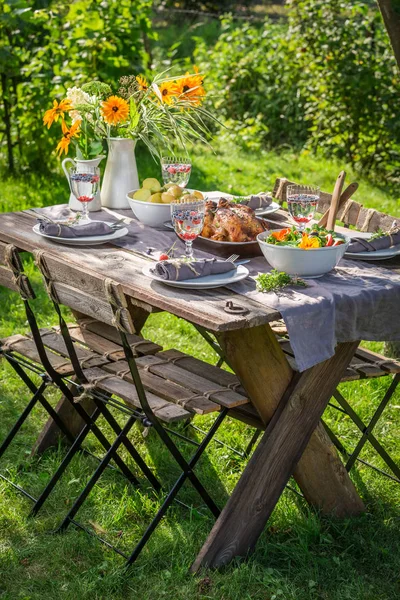 Healthy dinner with salad and chicken served in summer — Stock Photo, Image