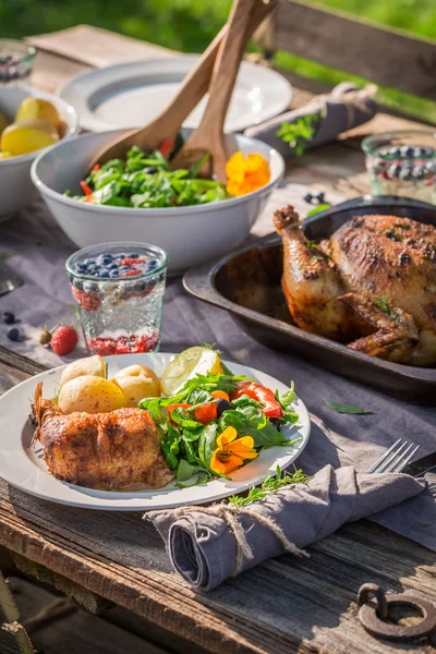 Τους καλοκαιρινούς μήνες σερβίρεται νόστιμο γεύμα με κοτόπουλο και σαλάτα — Φωτογραφία Αρχείου