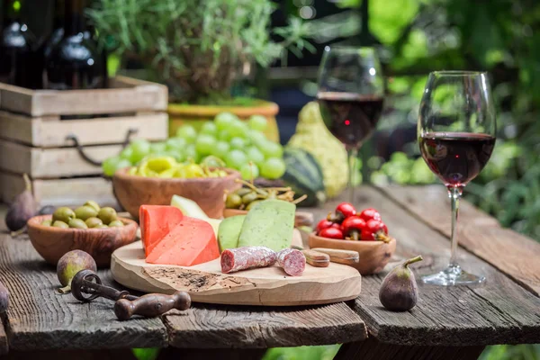 Närbild av tabell med aptitretare och vin på kvällen — Stockfoto
