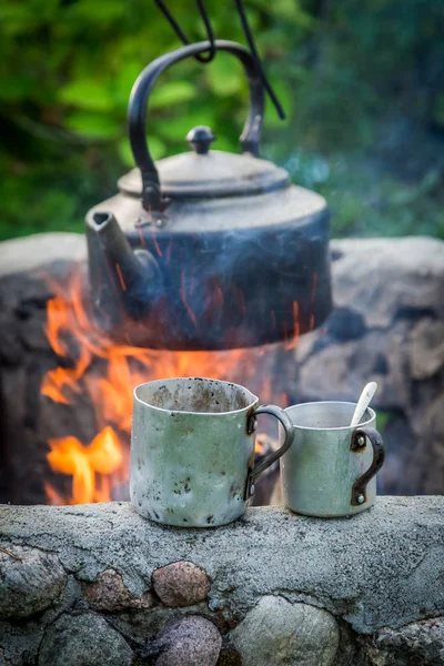 Aromatischer und heißer Kaffee mit Wasserkocher am Lagerfeuer — Stockfoto