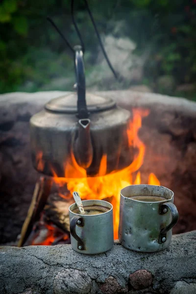 Frisch zubereiteter Kaffee mit Wasserkocher am Lagerfeuer — Stockfoto