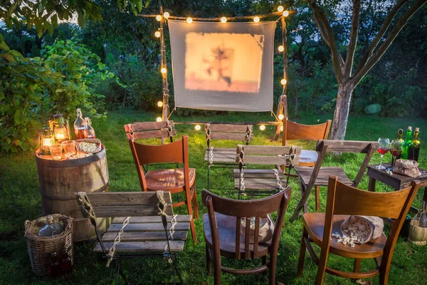 Summer cinema with retro projector in the garden — Stock Photo, Image