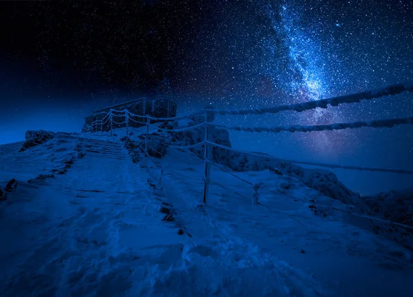 Ingresso in cima alle montagne invernali di notte — Foto Stock