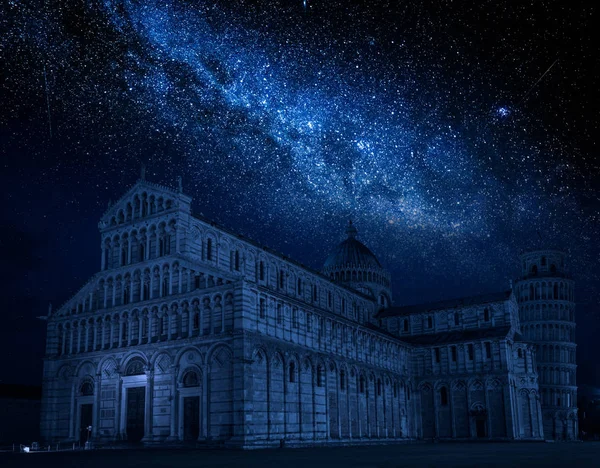Via leitosa e monumentos antigos em Pisa à noite, Itália — Fotografia de Stock