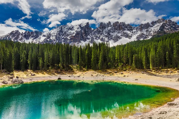 Zielona Góra Jezioro Carezza w regionie Dolomity, Włochy, Europa — Zdjęcie stockowe