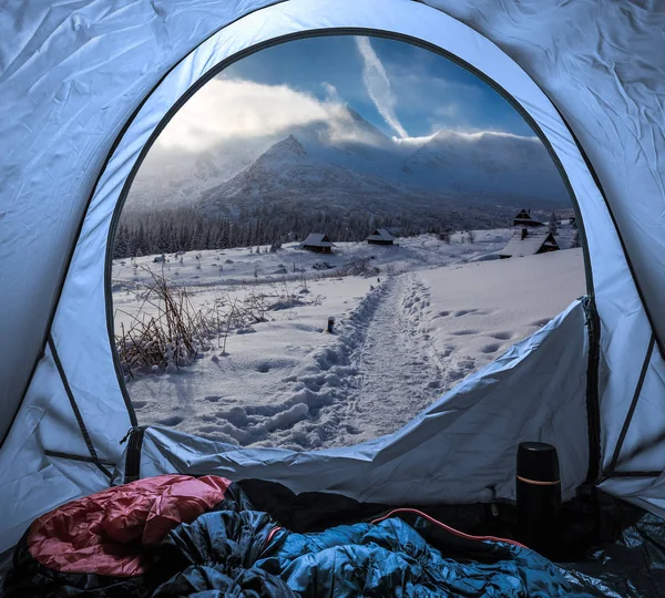 Campeggio di montagna in inverno freddo, Tatra, Polonia — Foto Stock