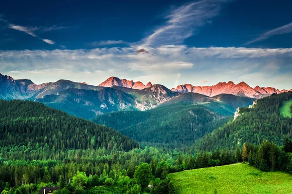 Coucher de soleil dans les montagnes en Pologne en été, Europe — Photo