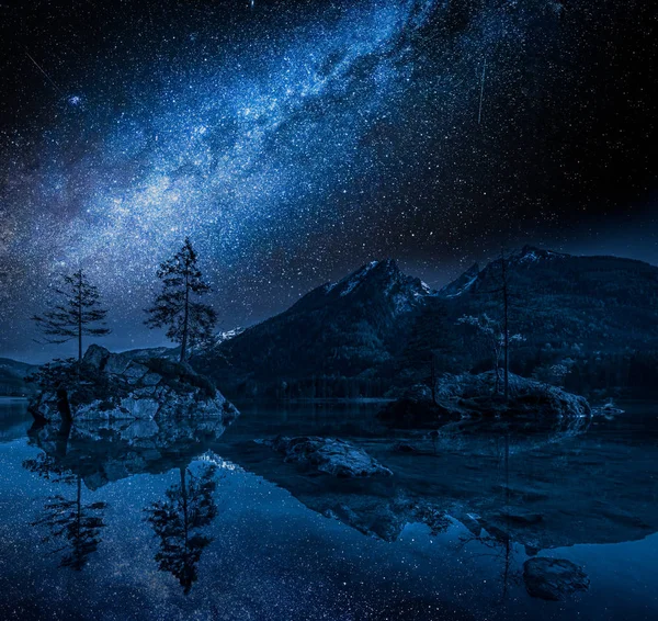 Jezera Hintersee v Alpách v noci s hvězdami, Německo — Stock fotografie