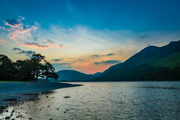 Stunning colorful dusk at lake in District Lake, Europe — Stock Photo, Image