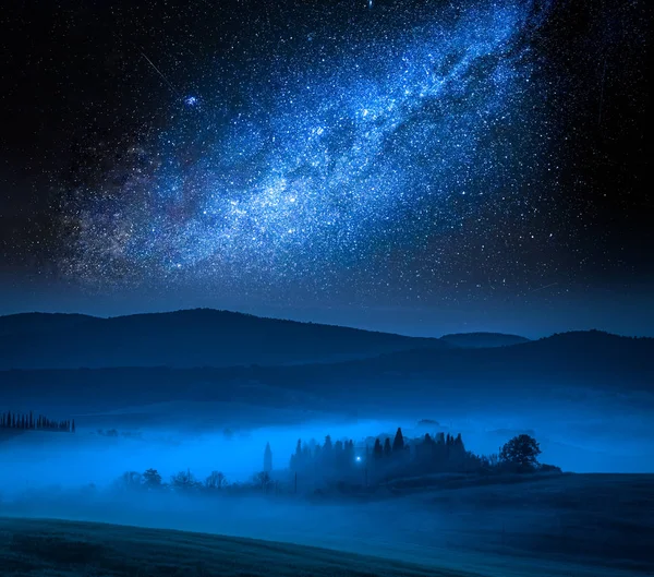 Vía Láctea y pequeña granja en el campo por la noche, Italia — Foto de Stock