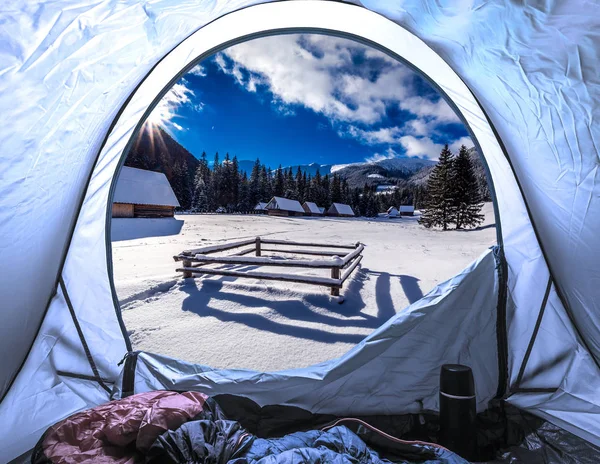 冬の朝にテントからタトラ山脈を見る — ストック写真