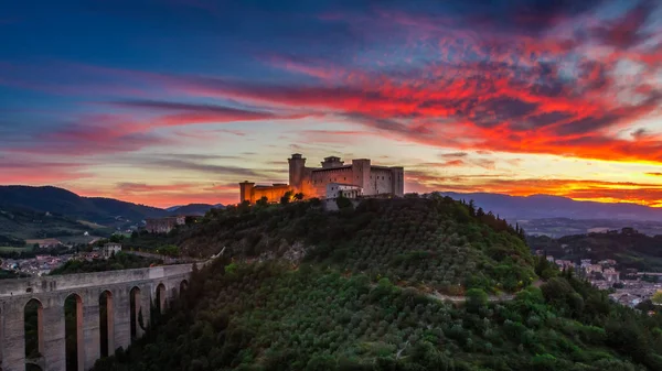 Spoleto günbatımı, İtalya, Umbria, kalede çarpıcı — Stok fotoğraf