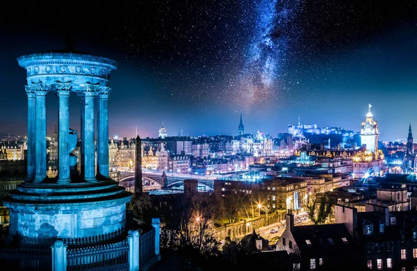 Ночной вид от Колтон-Хилла до Эдинбурга со звездами — стоковое фото