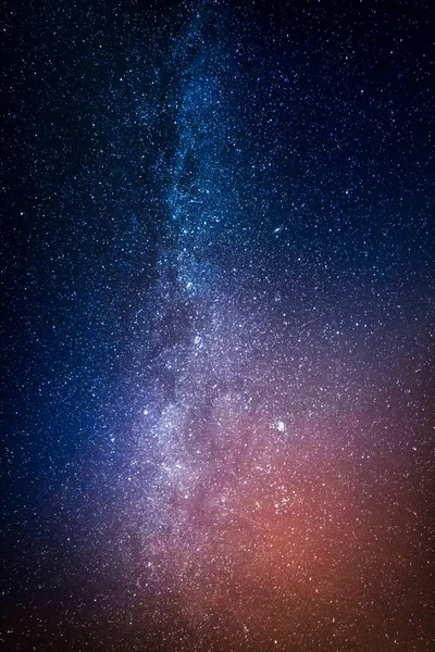Maravilloso universo y constelación con millones de estrellas en la noche — Foto de Stock
