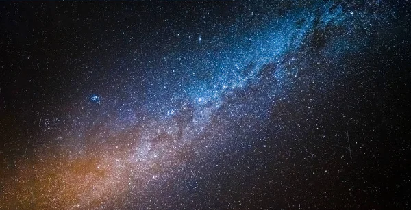 Universo colorato e costellazione con milioni di stelle di notte — Foto Stock