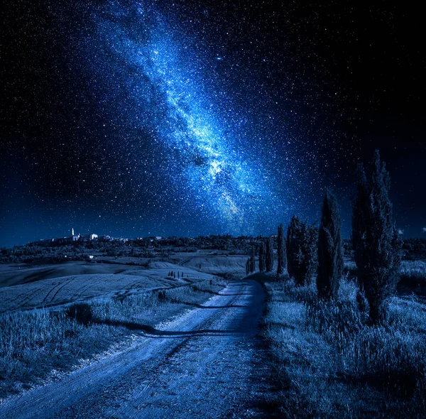 Strada di campagna che porta a Pienza con stelle di notte — Foto Stock
