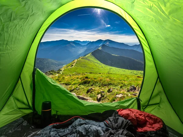 Vista da tenda às montanhas ao pôr do sol no verão, Polônia — Fotografia de Stock