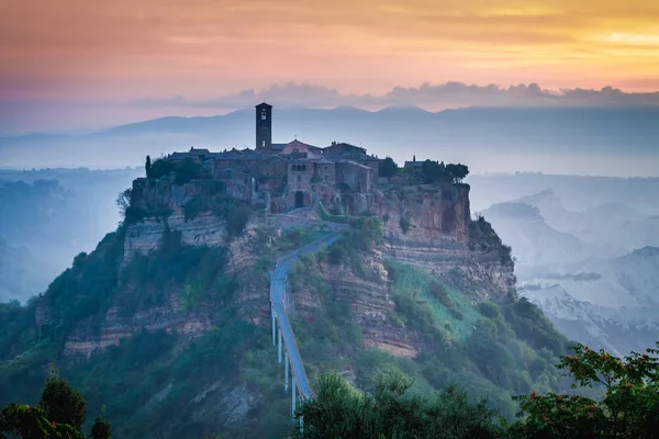 Stare Miasto Bagnoregio na wzgórzu o zmierzchu, Włochy — Zdjęcie stockowe