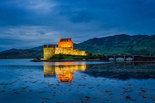 Crepuscolo sul lago al illuminato castello di Eilean Donan, Scozia — Foto Stock