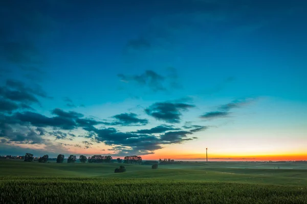 Abenddämmerung über Feldwindkraftanlagen im Sommer, Europa — Stockfoto