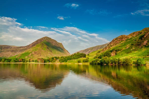 Fantastisk solnedgång vid sjön i distriktet Lake, Storbritannien — Stockfoto