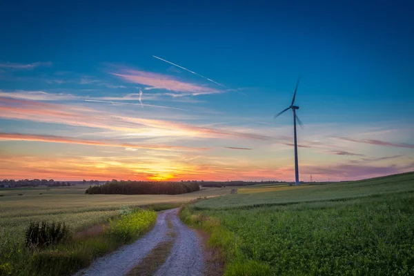 夏季, 欧洲的现场风力涡轮机惊人的黄昏 — 图库照片