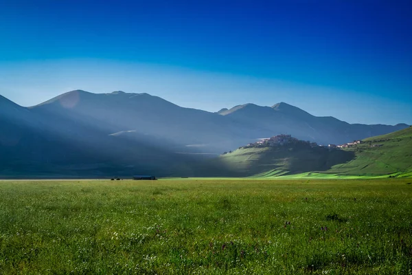 Stunning dawn in the Castelluccio, Umbria, Europe — Stock Photo, Image