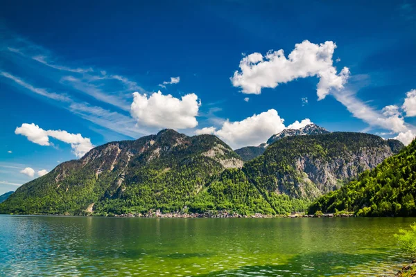 Lago de montaña azul y verde en las montañas, Austria, Europa — Foto de Stock