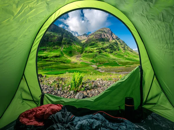 Vista deslumbrante da tenda para Glencoe ao nascer do sol, Escócia — Fotografia de Stock