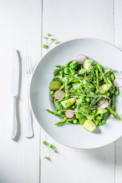 Вид вегетарианского салата со шпинатом, редиской и спаржей — стоковое фото