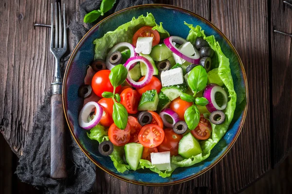 Blick von oben auf griechischen Salat aus frischem Gemüse — Stockfoto