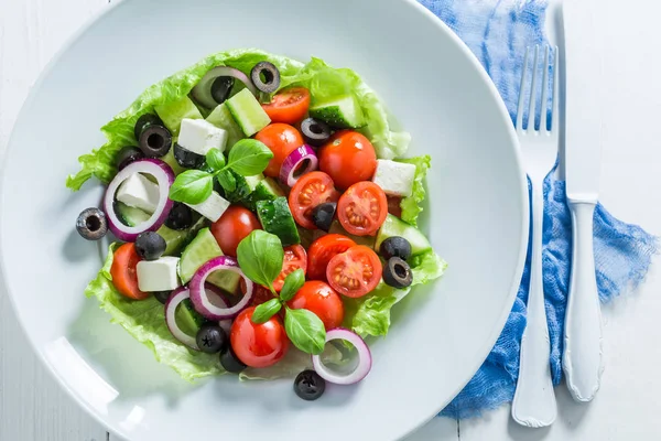 Close-up van frisse Griekse salade in witte plaat — Stockfoto