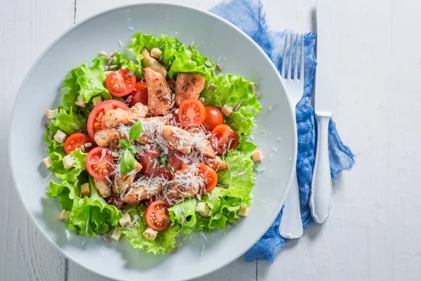 Bovenaanzicht van Caesar salade met kip, tomaten en kaas — Stockfoto