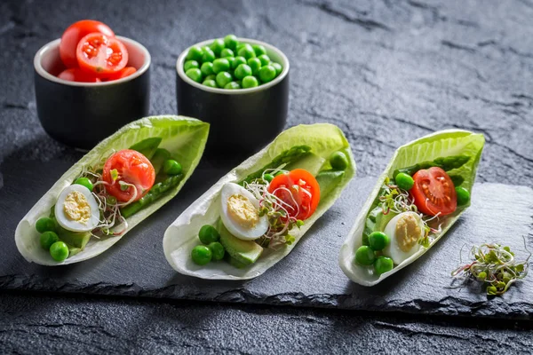 Ensalada extraordinaria con huevo, brotes y aguacate — Foto de Stock