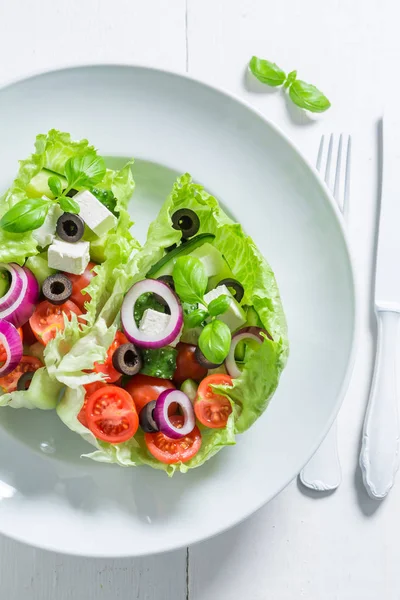 Salat mit Salat, Tomaten und Feta — Stockfoto