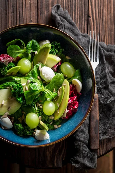 Крупним планом салат з капусти з авокадо і сумішшю овочів — стокове фото