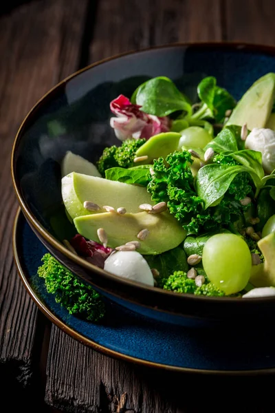 Insalata di cavolo riccio sana con avocado e mix di verdure — Foto Stock