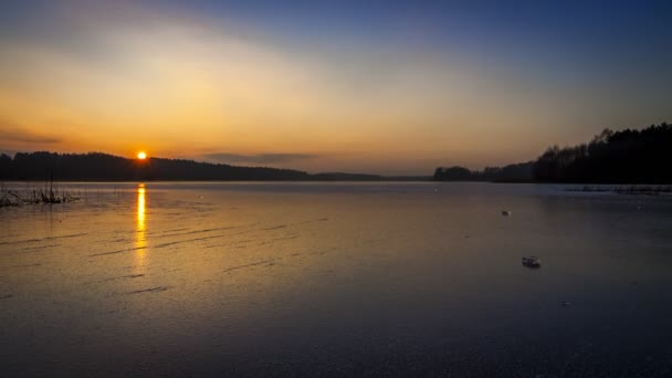 美丽的日落在结冰的湖与破裂的冰 Timelapse — 图库视频影像