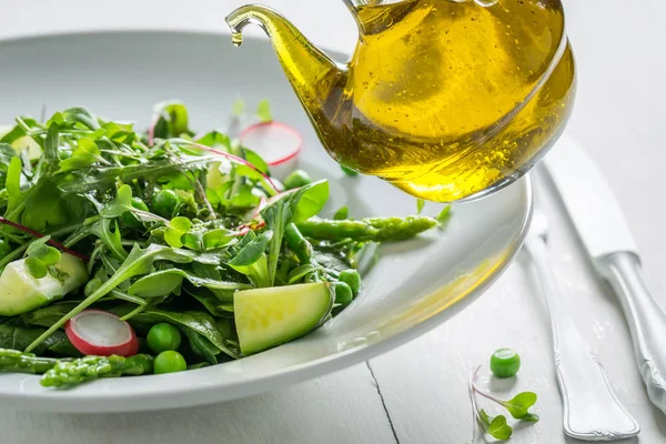 Gros plan de salade végétarienne avec mélange de légumes et d'huile — Photo