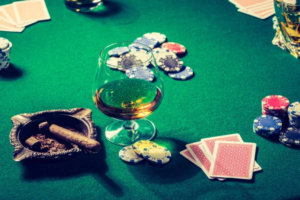 カードやチップとポーカーのための緑のテーブル — ストック写真