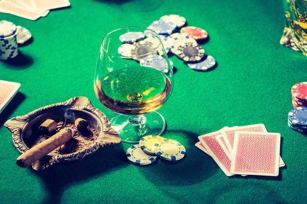 Vintage gambling green table with whiskey, cigar and cards — Stock Photo, Image