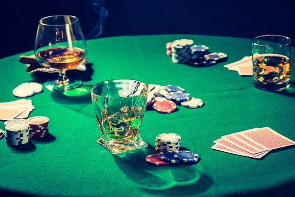 Zbliżenie zielony stół do pokera z karty i układy — Zdjęcie stockowe